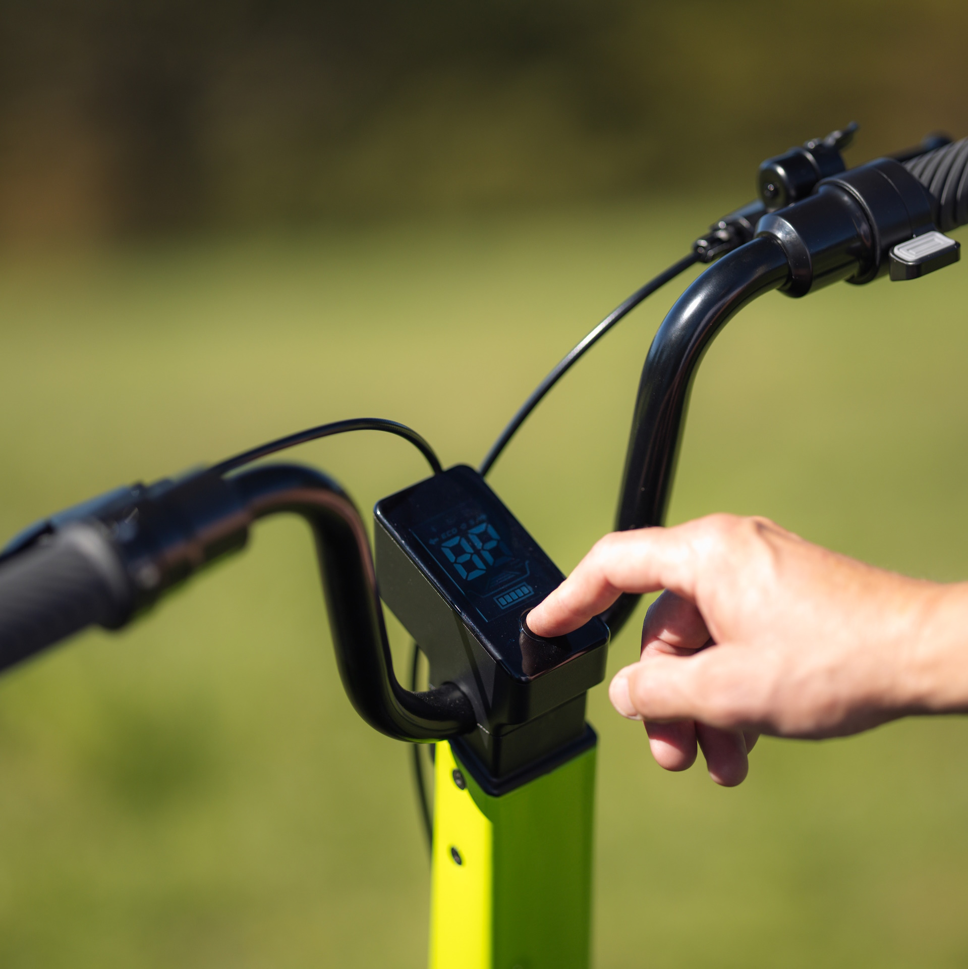 E-Scooter STREETBOOSTER Pollux, Finger, Person, Computerausrüstung, Überwachen, Bildschirm