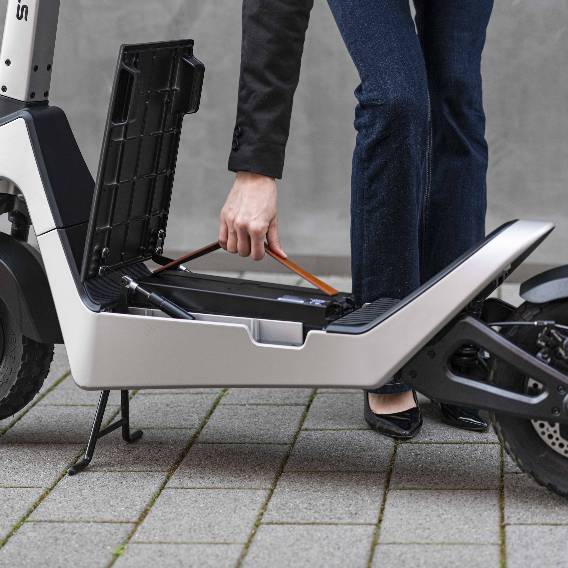 E-Scooter STREETBOOSTER Pollux, Roller, Schuh, Erwachsener, Mann, Person