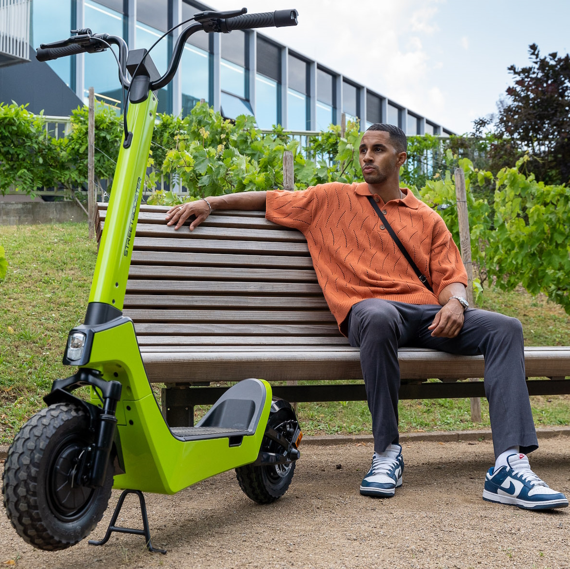 E-Scooter STREETBOOSTER Pollux, Person, Sitzend, Roller, E-Scooter, Mann